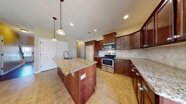 Building Photo - Nice 4 Bedroom Home in Solamere