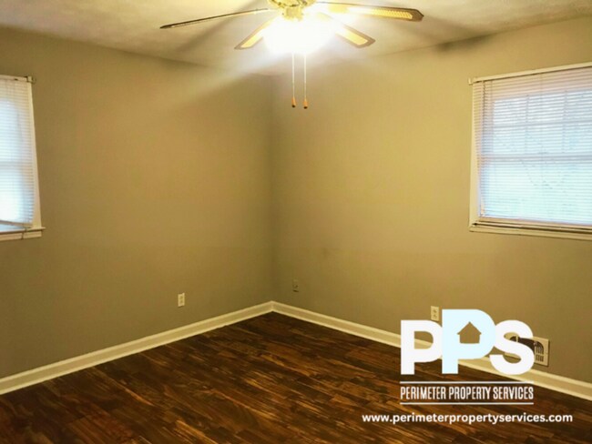 Building Photo - 6999 Knollwood Dr