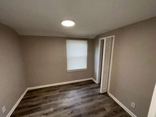 Building Photo - Renovated 3 Bedroom Colonial