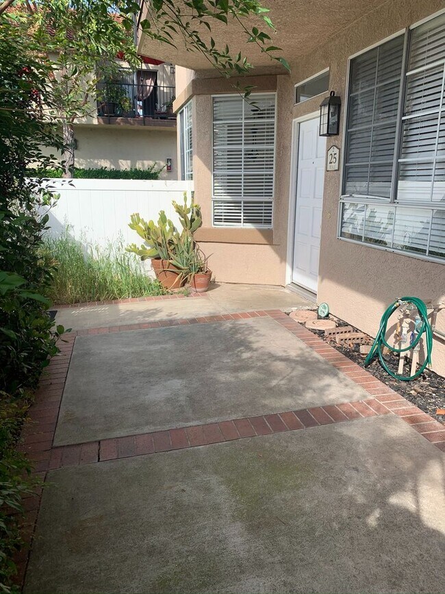 Building Photo - 2 bed / 2 bath unit in RSM available August 6th!!