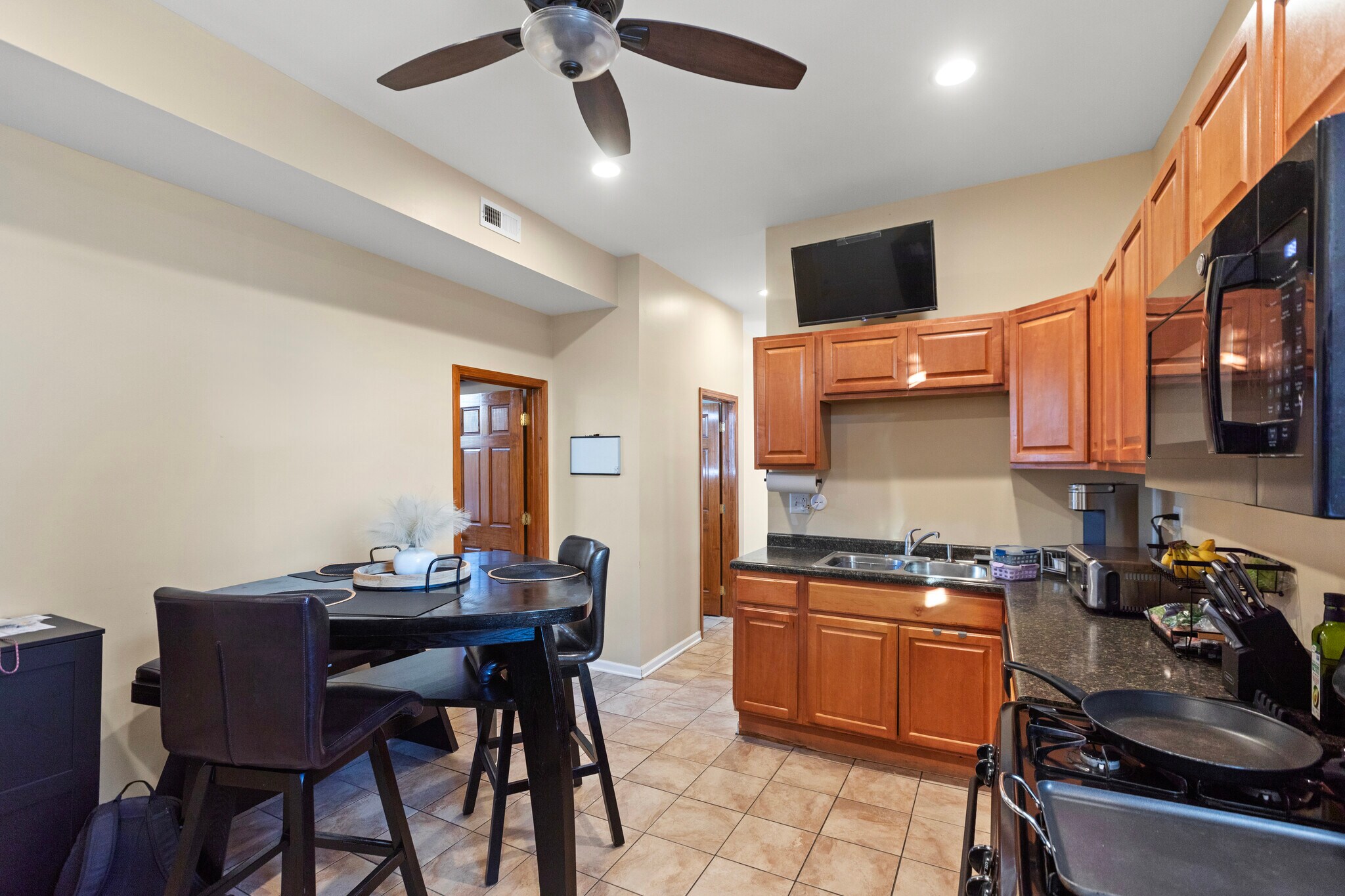 Building Photo - 2028 N Hamlin Ave