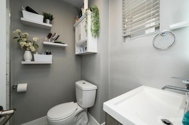 Building Photo - 569 Liberty Ave