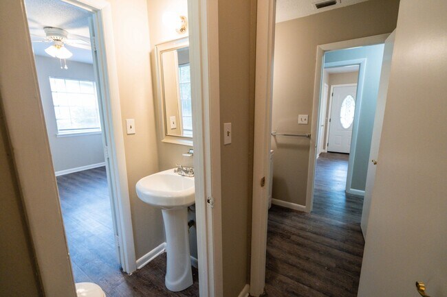Building Photo - Cute 3 bed 2 bath on the SE side of Tallahassee