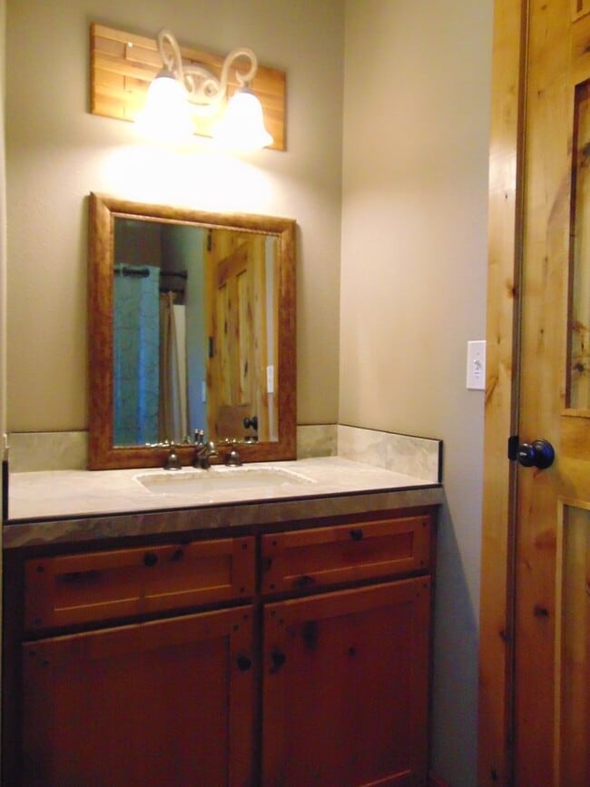 Building Photo - Majestic 3 Bed Mid MO Ranch!