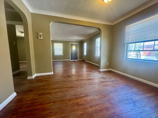 Building Photo - SECTION 8 IS GLADLY ACCEPTED 3 Bed 1.5 Bat...