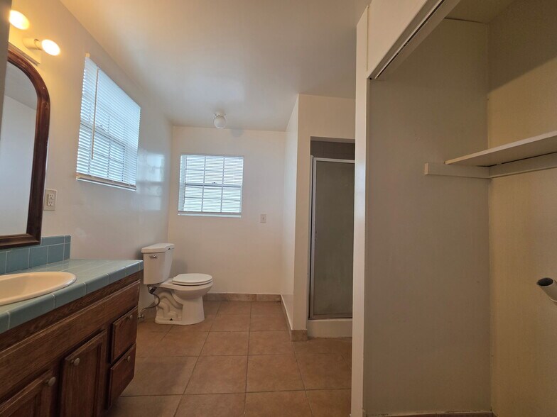 Building Photo - 220 S Pannes Ave