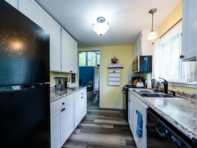 Building Photo - 2-bedroom, 1.0 bathroom Home within walkin...