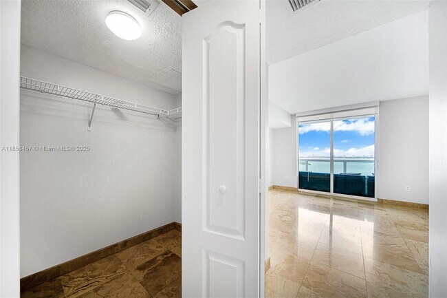Building Photo - 1800 N Bayshore Dr