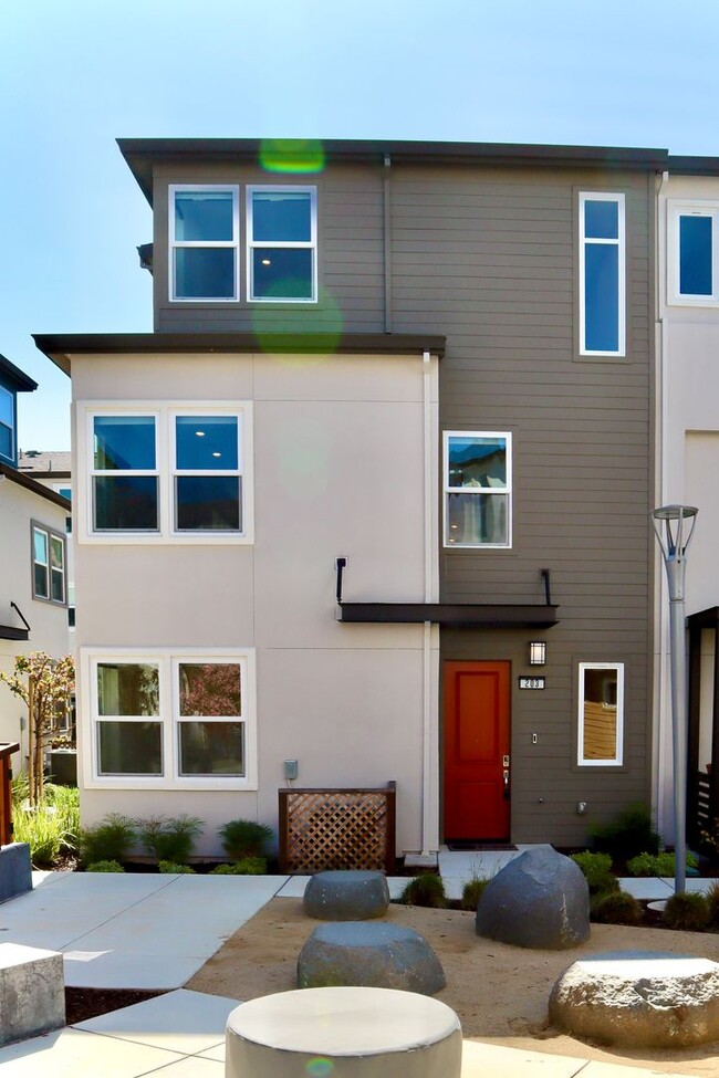 Building Photo - Gorgeous 3-story Townhome Available for Re...