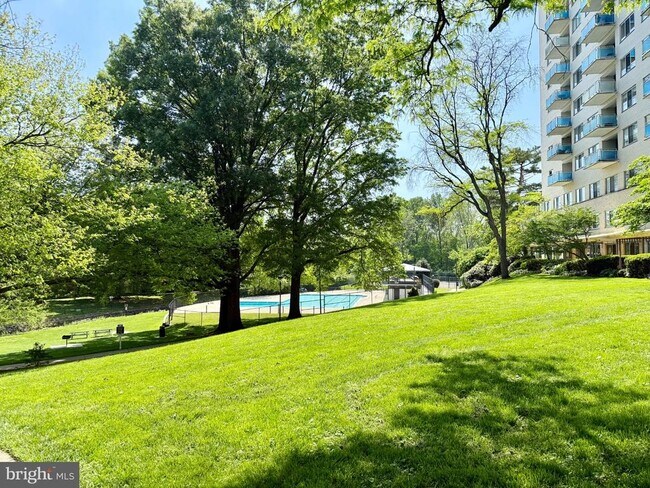Building Photo - 10201 Grosvenor Pl