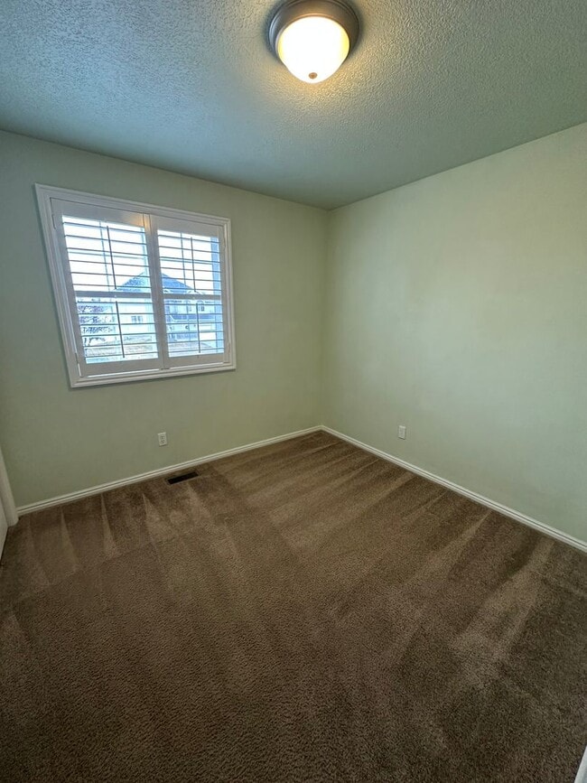 Building Photo - 4 Bed | 2.5 Bath Home in Clinton – Ready for Move-In!