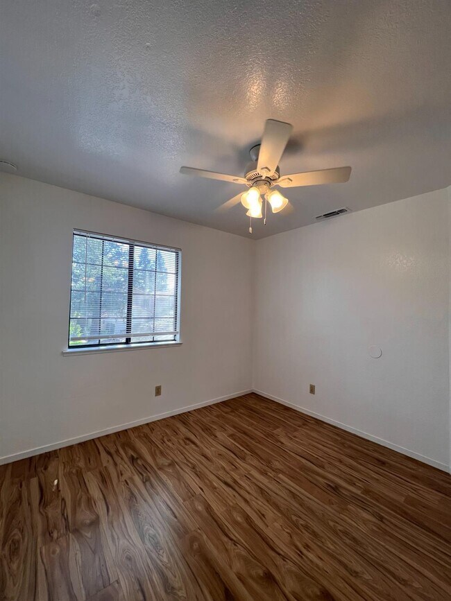 Building Photo - 479 E Alluvial Ave