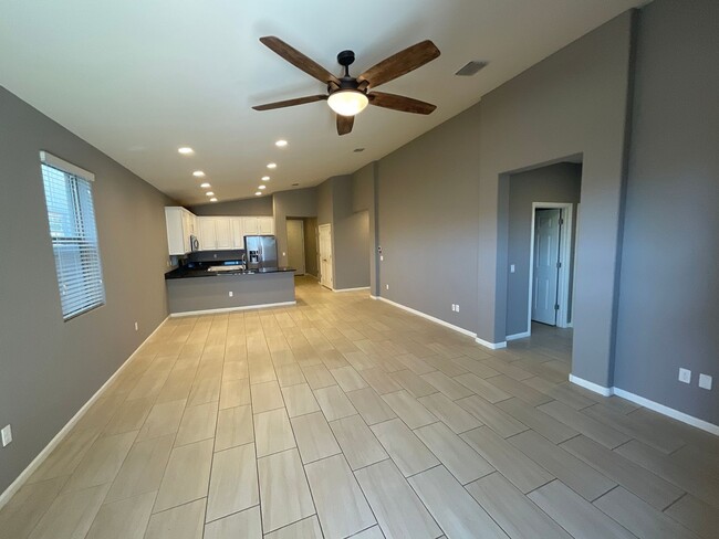 Building Photo - Vail School District hard to find 5 bedroo...