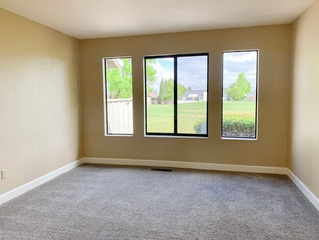 Building Photo - 2 Bedroom / 2.5 Bath Condo in Ridgemark