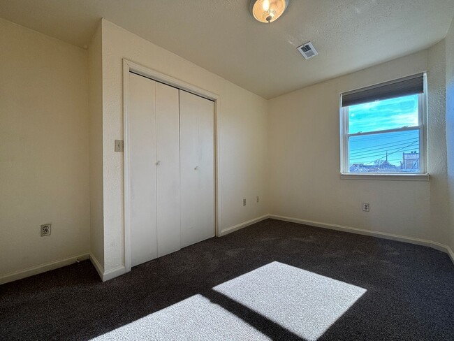 Building Photo - Uptown Apartments