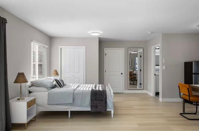 Building Photo - Furnished One Bedroom Cottage in Castro Valley