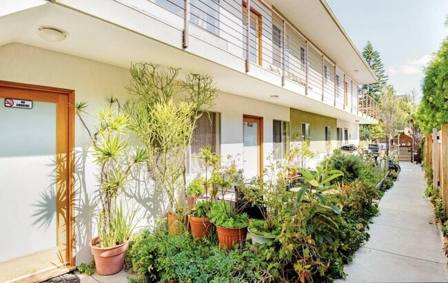 Building Photo - 531 Vernon Ave