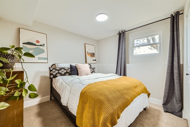 Building Photo - 2070 Ridge Dr