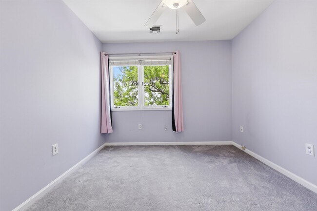 Building Photo - 215 St Michaels Walk