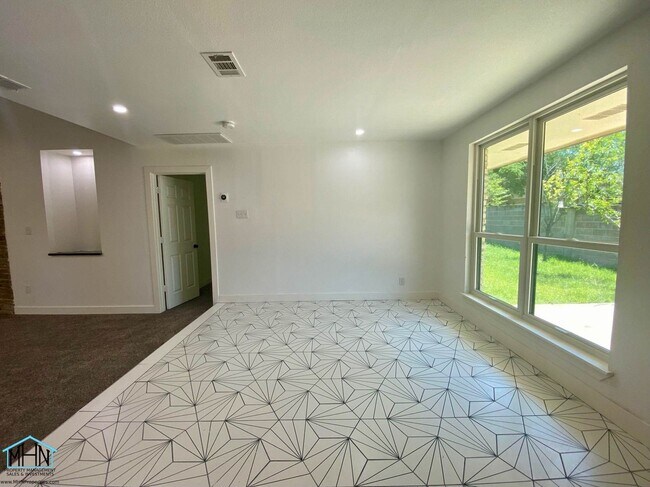 Building Photo - Gorgeous gem! 4 bed/2 bath single-story ho...