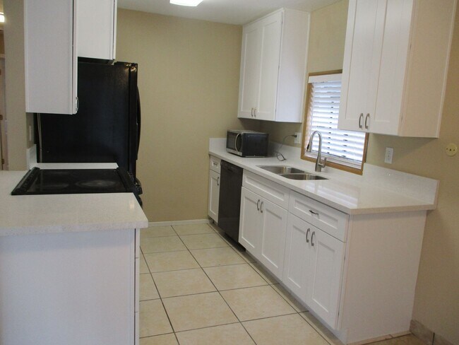Building Photo - Very nice 2 bedroom 1.5 bath 1st floor condo