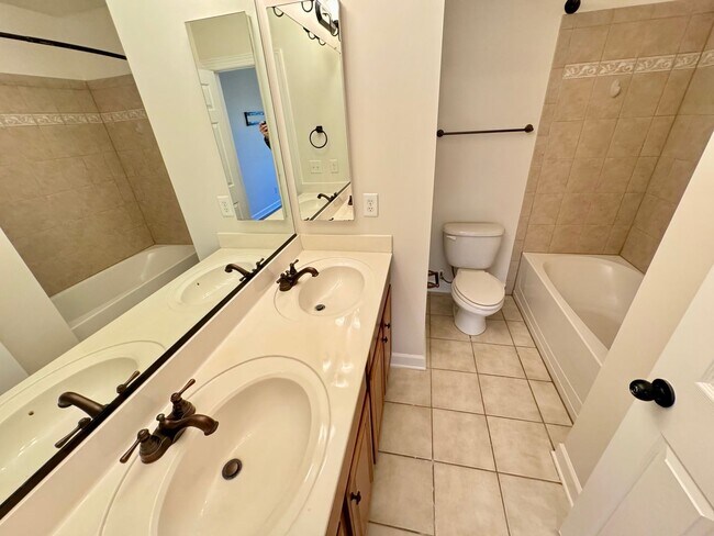 Building Photo - Fabulous South End Condo for Immediate Lease! Water included!