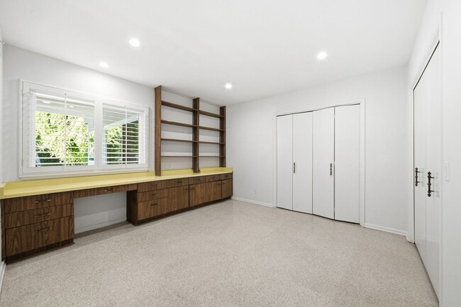 Building Photo - Alto Cedro Estate Lease