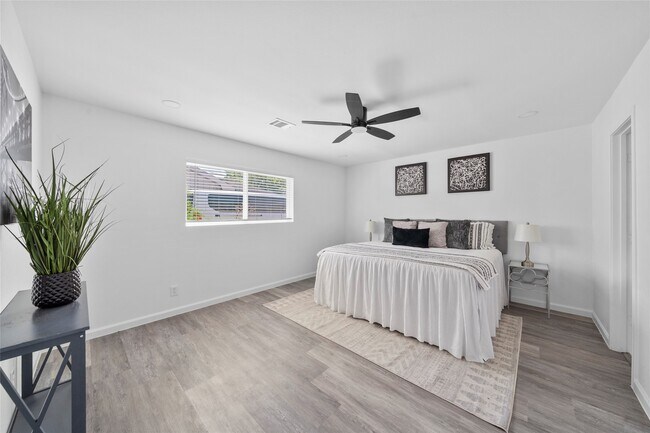 Building Photo - 5943 Greenmont Dr