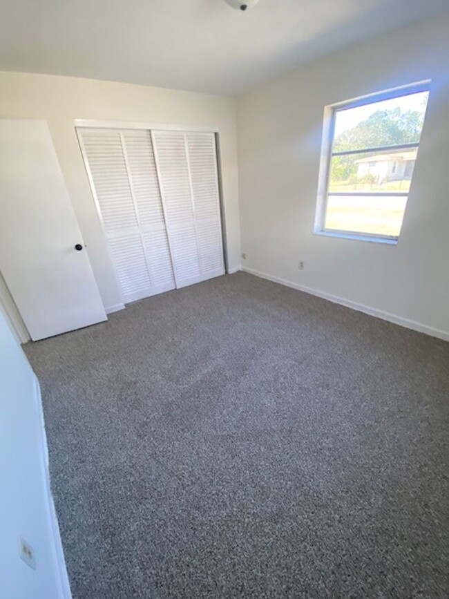 Building Photo - 2 Bed 1 Bath Home Pet Friendly With Large ...