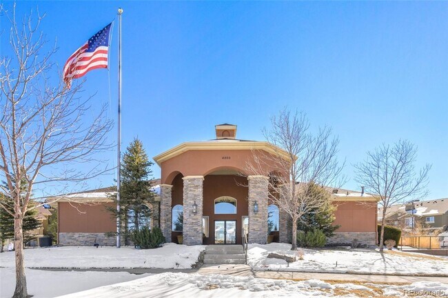 Building Photo - Like new gorgeous ground level Condo with Detached Garage and open floor plan.