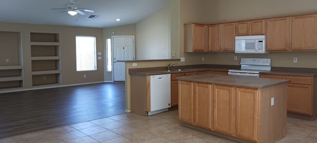 Building Photo - Warm, Inviting 3 Bed / 2 Bath Home in Surp...
