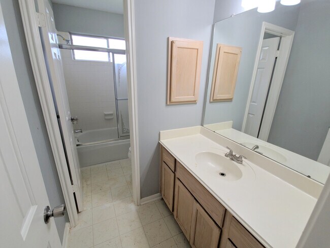 Building Photo - 4805 E Columbary Dr