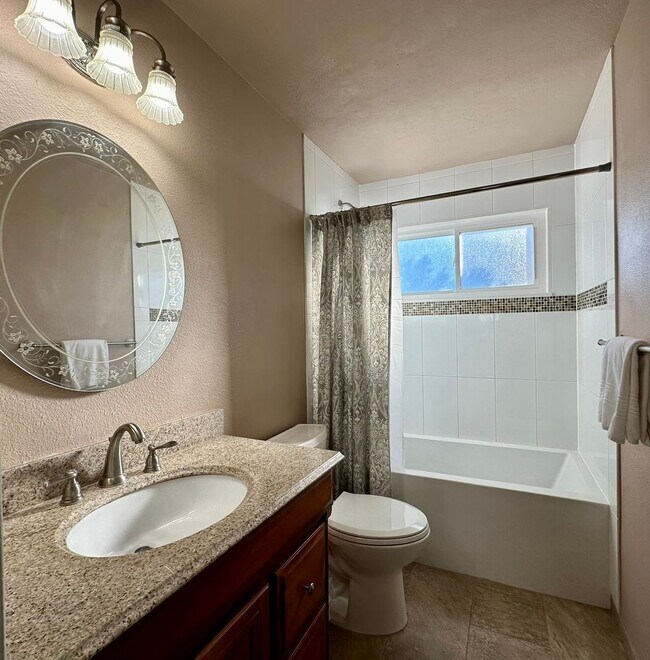 Building Photo - Fully Furnished 4 bedroom 2 bath home is Englewood!!