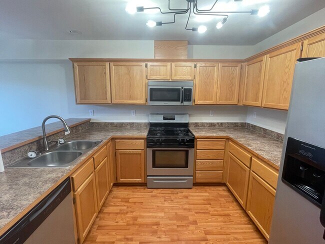 Building Photo - Lovely 3 Bedroom Townhouse in the Heart of Town