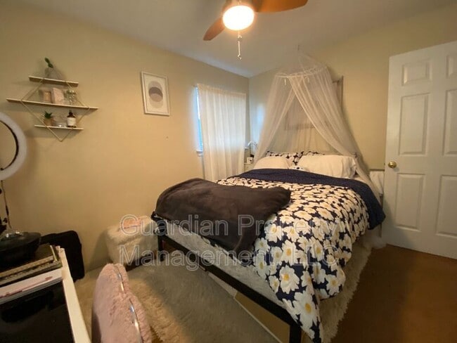 Building Photo - 519 W 8th St