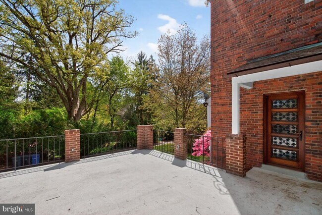 Building Photo - 5553 Little Falls Rd