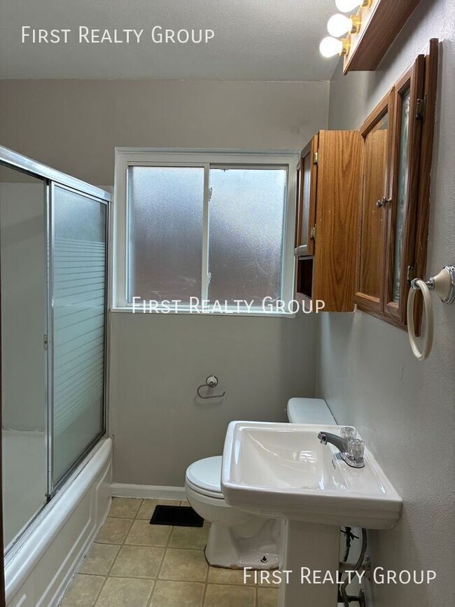 Building Photo - 2526 Kennedy Ave