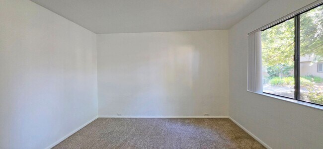 Building Photo - 508 Woodside Oaks
