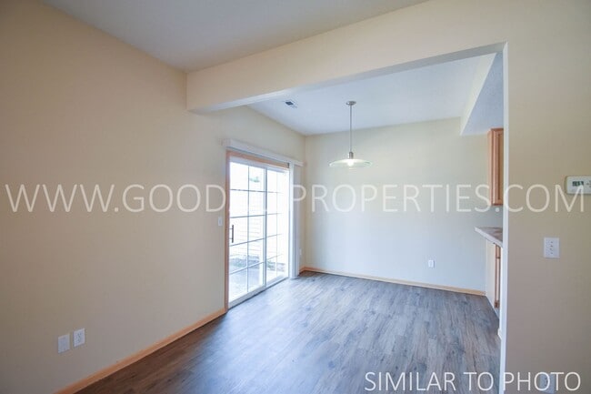 Building Photo - 2 Bedroom, 2.5 Bath Townhouse in Ankeny