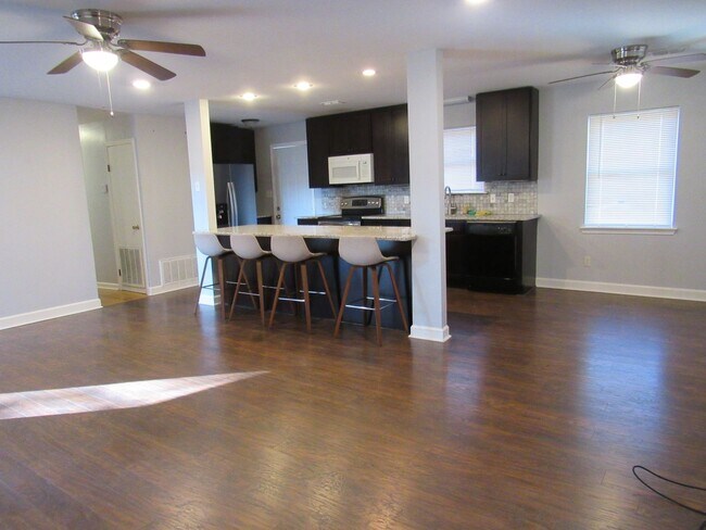 Building Photo - Contact Peggy 501 676 1758