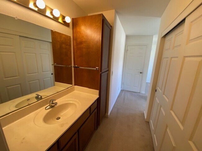 Building Photo - 15 Glen Lake Dr