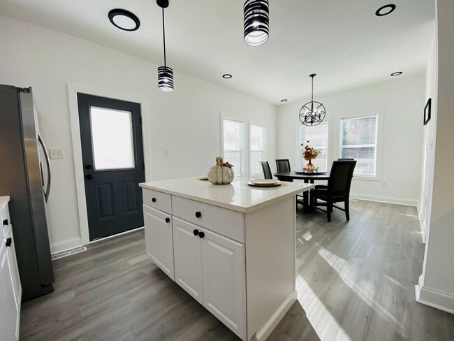 Building Photo - 326 2nd Ave