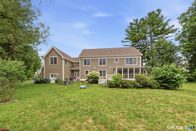 Building Photo - 11 Belaire Dr