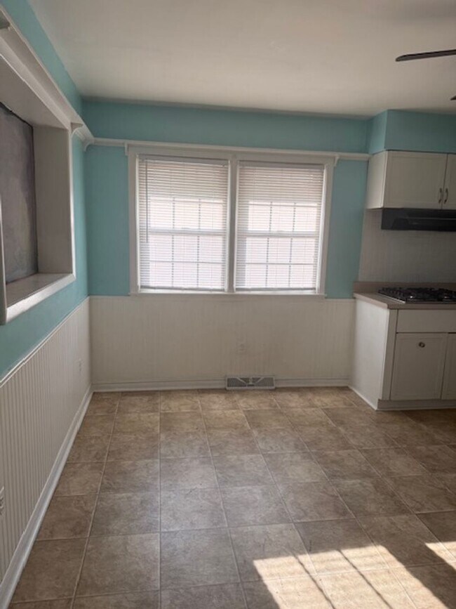 Building Photo - 2125 Brentwood Dr