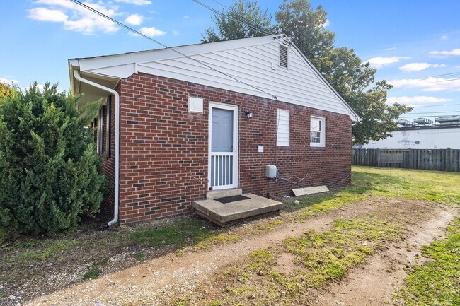 Building Photo - CITY OF FREDERICKSBURG 3 BEDROOM HOME FOR RENT