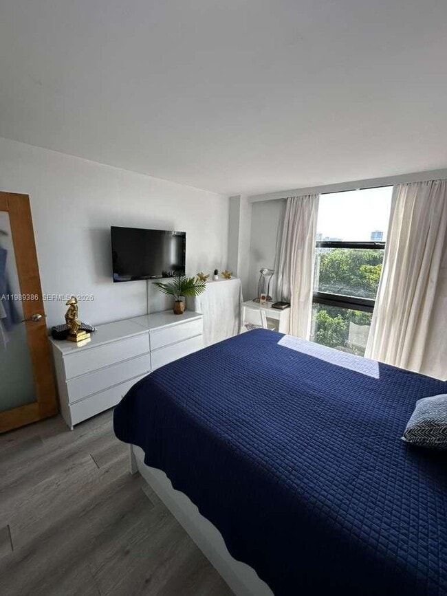 Building Photo - 3401 N Country Club Dr