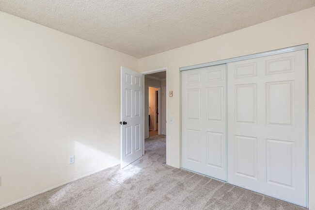 Building Photo - 3 bed, 2 bth, TOWNHOME in RANCHO BERNARDO