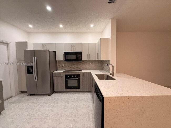 Building Photo - 2078 Madeira Dr