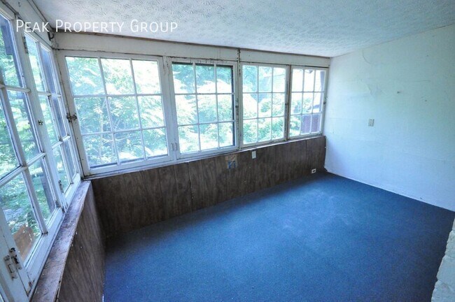 Building Photo - 2074-2078 Summit Street-2078 Summit Street- 4 bedroom