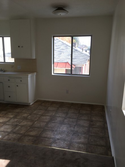 Breakfast/Dining Area - 1601 Maltman Ave